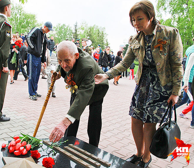 Russian Second World War veterans laying 9 May flowers.